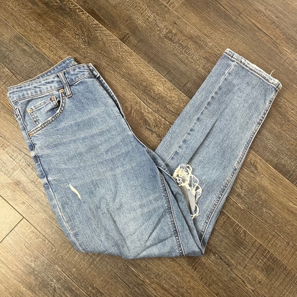 Wild Fable Distressed High Rise Mom Jeans Pants Denim ((size 4)) - Picture 4 of 9